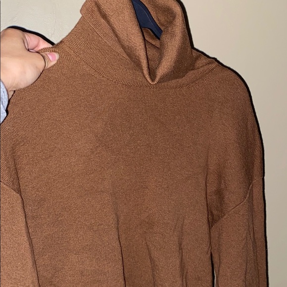 ARITZIA- Rebecca sweater in size small in caban